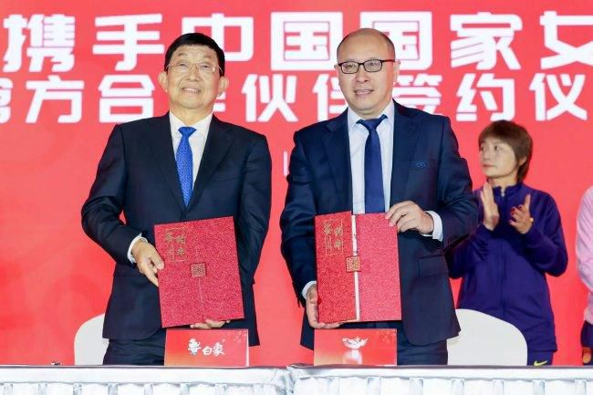 影片发布一组角色剧照，并同步曝光演员阵容，在杭州的湖光山色中，正上演这场关于“爱和美味”的温暖故事。