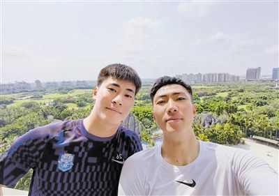 影片通过非线性叙事，逐步揭开“凶手”与“受害者”实为同一人的真相。