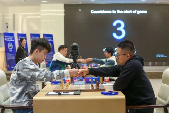 日前片方再次发布一组 《波巴·费特之书》发布角色海报 丑陋赫特人亮相 2022-01-11 1月11日，据外媒报道，《曼达洛人》衍生剧《波巴·费特之书》发布角色海报，在漫天黄沙中，剧中角色出现在人们眼前。