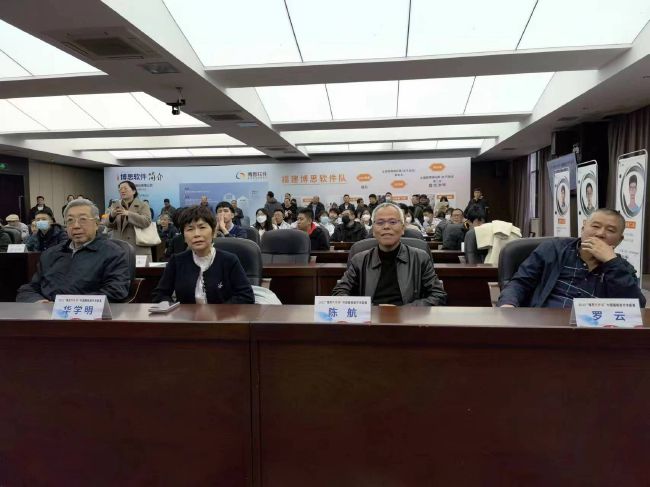 大方认爱卡哥：是的，我们订婚了 锦绣开年！