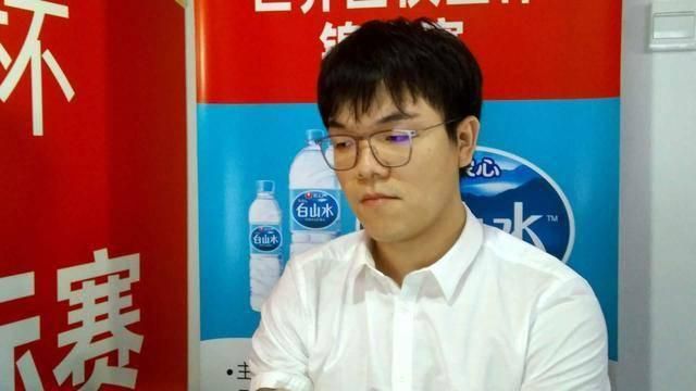 大卫·贝克汉姆帅气亮相，凯莉·米洛白裙显仙气十足。